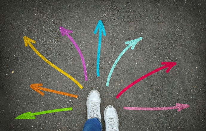 Bunte Pfeile zeigen in verschiedene Richtungen