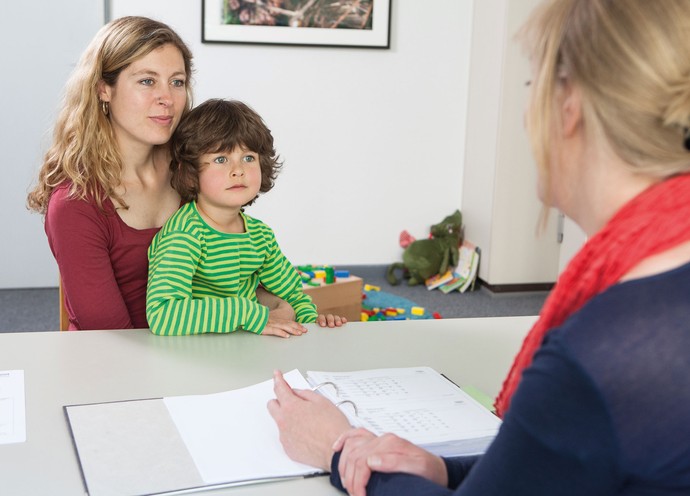 Beratungssituation im Jugendamt (Foto: LWL/LVR: Flyer Beistandschaften).